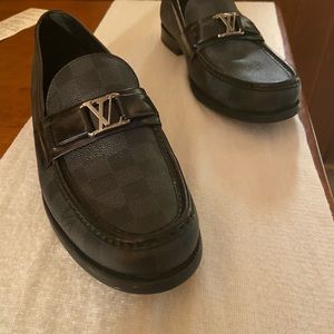 Size 9.5 men’s  Louis Vouitton. Good shape.